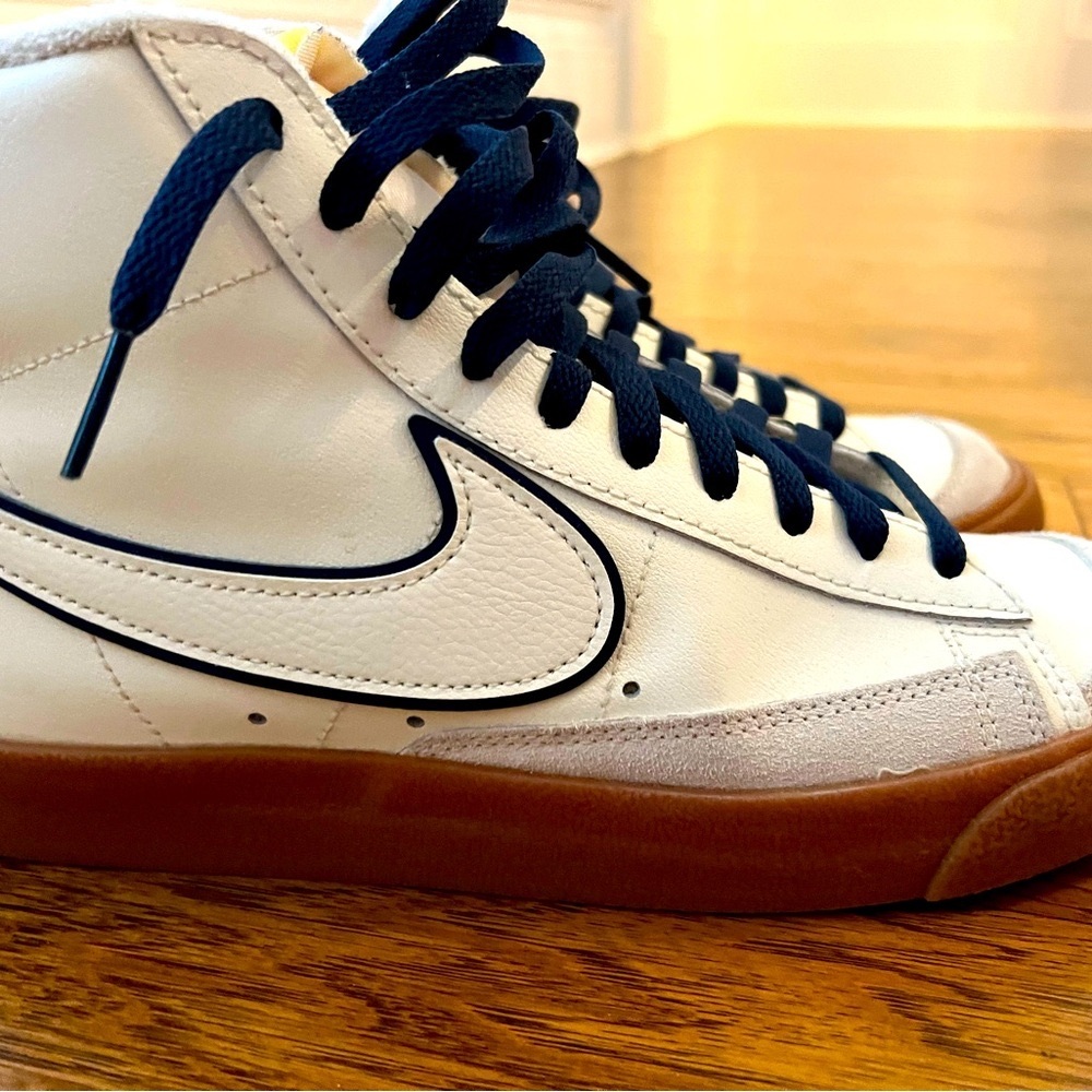 Men Nike Blazer size 8  Men 10 women